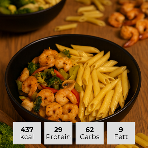 10. Nudeln mit Sahnesauce, Garnelen und gebratenem Gemüse