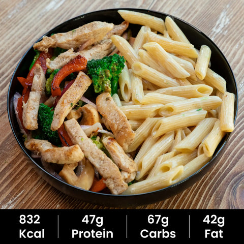 9. Nudeln mit Hähnchen einer Sahnesauce mit gebratenem Gemüse